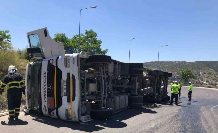 Bilecik’te kimyasal madde yüklü tır devrildi