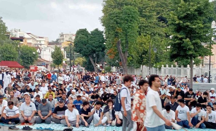 Binlerce kişi Kurban Bayramı namazı için Ayasofya’yı Kebir Camii’ne akın etti