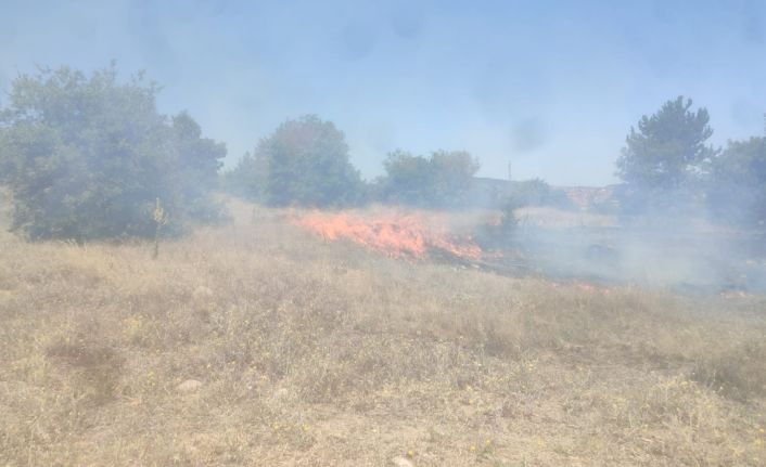 Boş arazide çıkan yangın ekili alana ulaşmadan söndürüldü