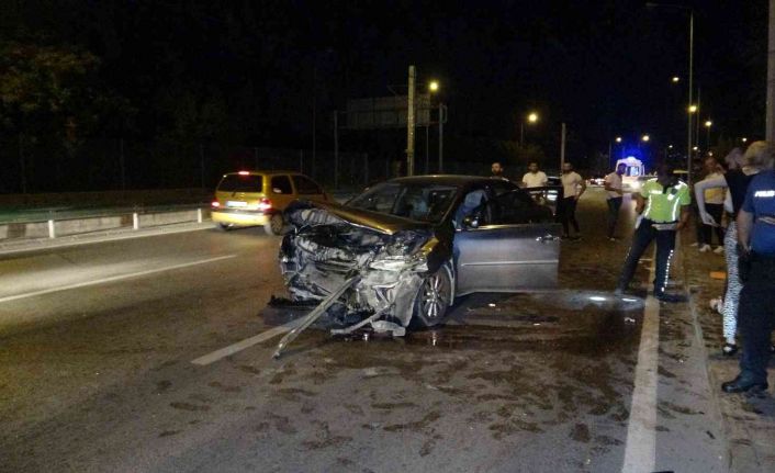 Bursa’da kontrolden çıkan araç önce bariyerlere sonra otomobile çarptı: 1’i ağır 2 yaralı