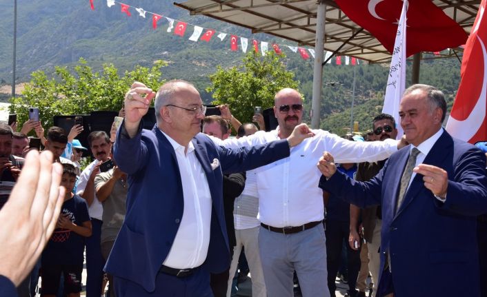 Büyükşehir çalışanlarından maaş zammına davullu zurnalı kutlama