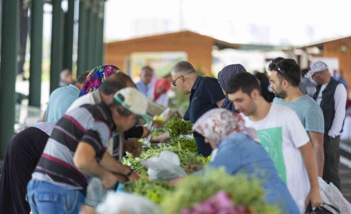 Büyükşehir’in ’doğal ürünler bahçesi pazarı’ açıldı