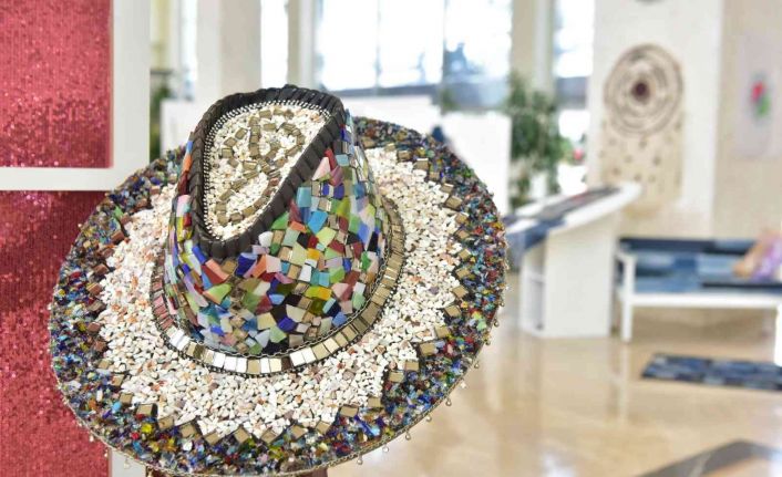 Cam, fayans kırıkları, mozaik, boncuk ve çekilmemiş kahve tanelerinin sanatla buluşturdular