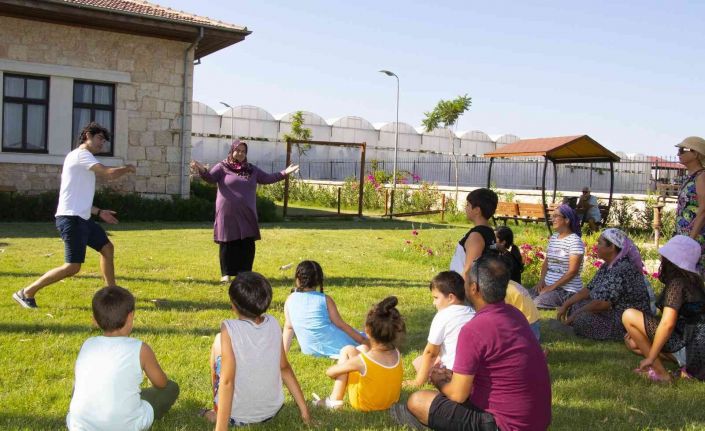 Çilek tarlasından tiyatro sahnesine