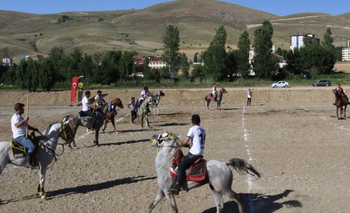 Cirit takımları bu kez Dede Korkut Şölenleri için at bindi