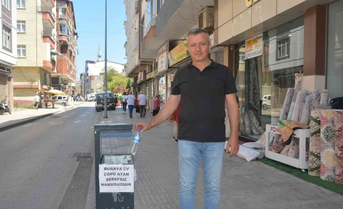 Çöp kovasına öyle bir yazı yazdı ki, mahalleli çöp atmayı bıraktı