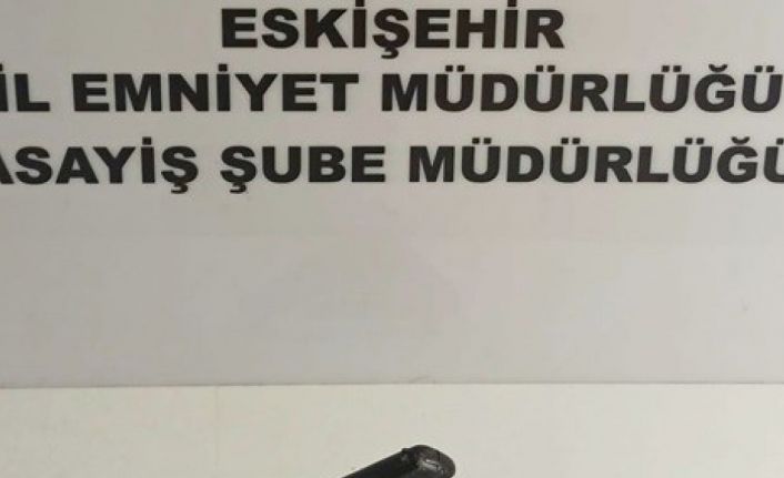 Denetimlerde aranan 2 kişi yakalandı, 4 ruhsatsız silah ele geçirildi