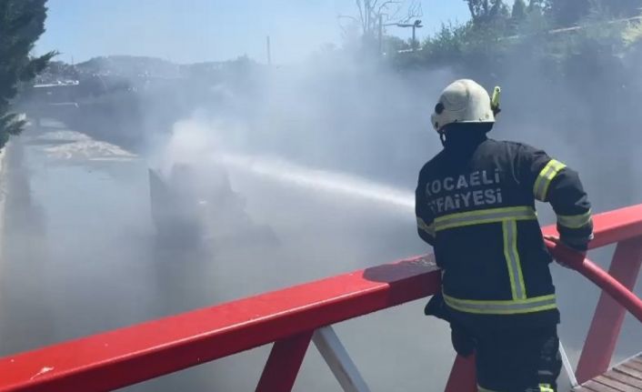 Dere yatağında alev alev yanan kepçeyi itfaiye söndürdü