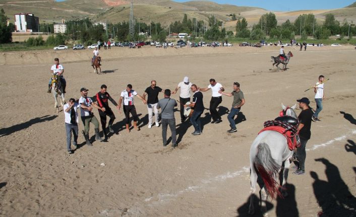 Dostluk final maçında attan düşen ciritçinin atı ormanlık alana kaçtı