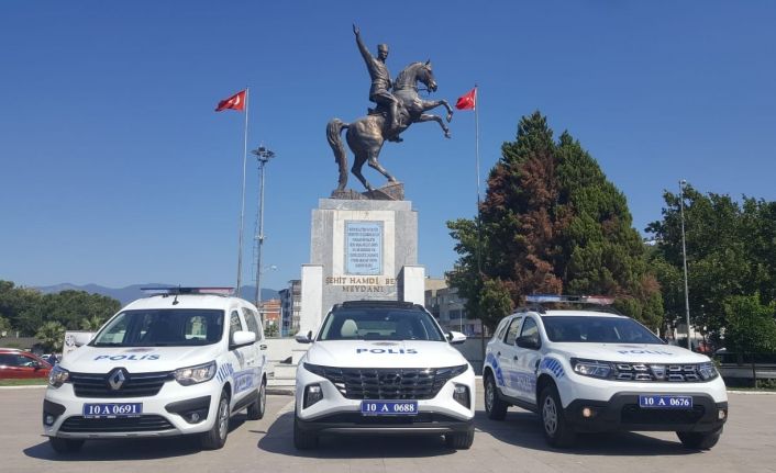 Edremit İlçe Emniyet Müdürlüğü bünyesinde üç yeni resmi araç hizmete girdi