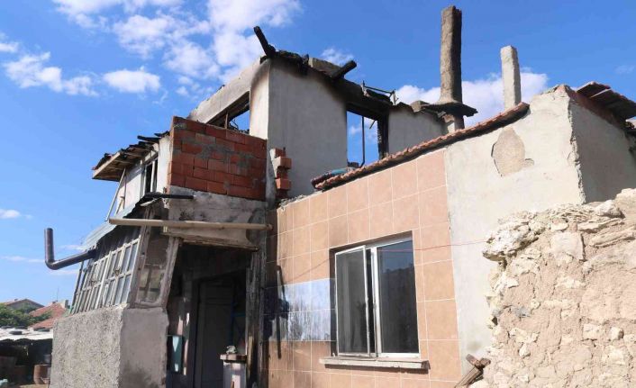 Elektrik kontağından çıkan yangında ev kullanılamaz hale geldi