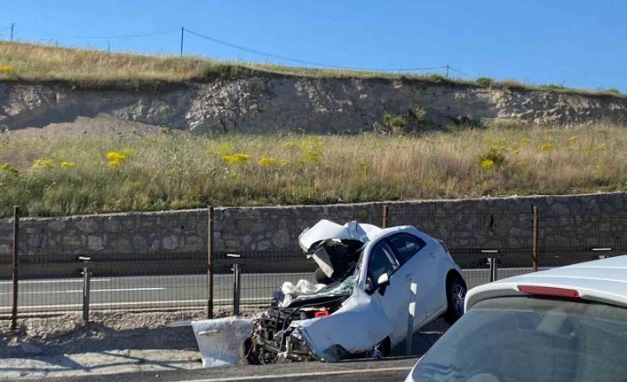 Emniyet şeridinde bekleyen kamyona otomobil çarptı: 1 kişi ölürken, bir çocuk  2 kişi yaralandı