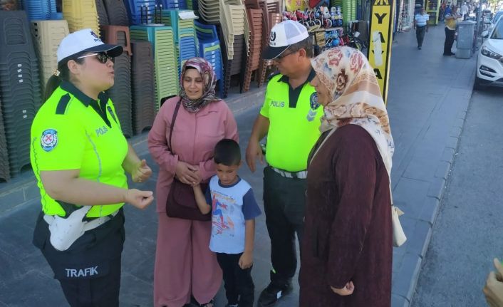 Erzincan’da trafik ekipleri yayaları bilgilendirdi