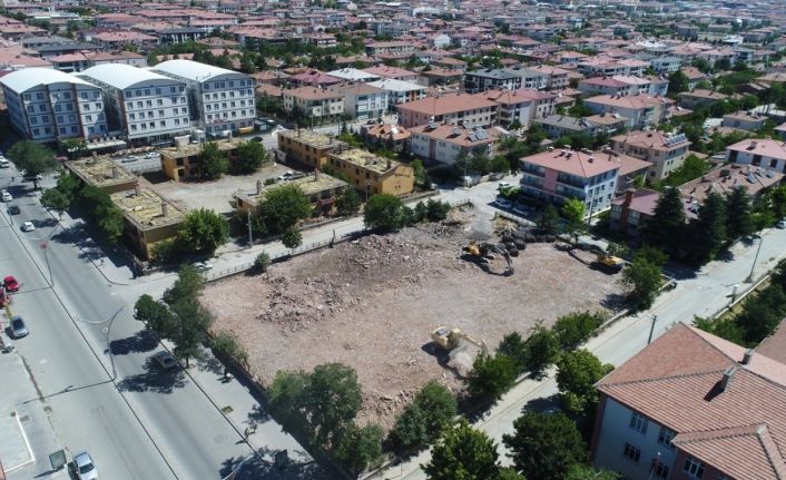 Eski askeri lojmanların yıkımına başlandı