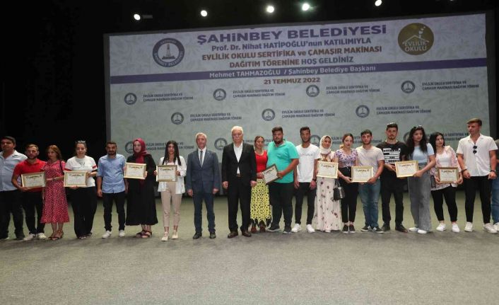 Evlilik okulunda Nihat Hatipoğlu çiftlere evliliğin önemi ile ilgili bilgiler verdi