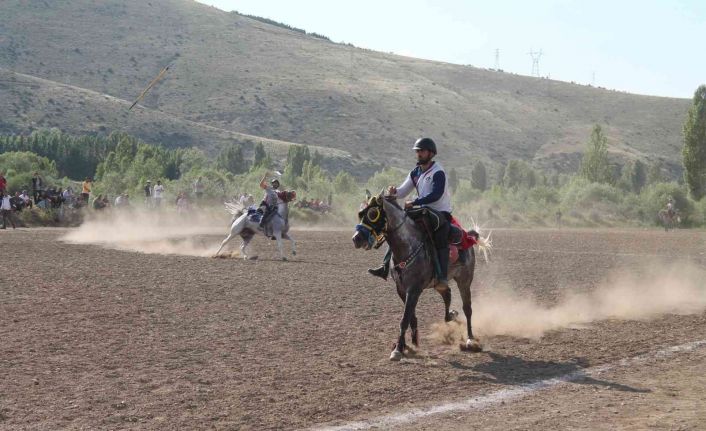 Final maçında atı şahlanan sporcu attan düştü yürekler ağıza geldi