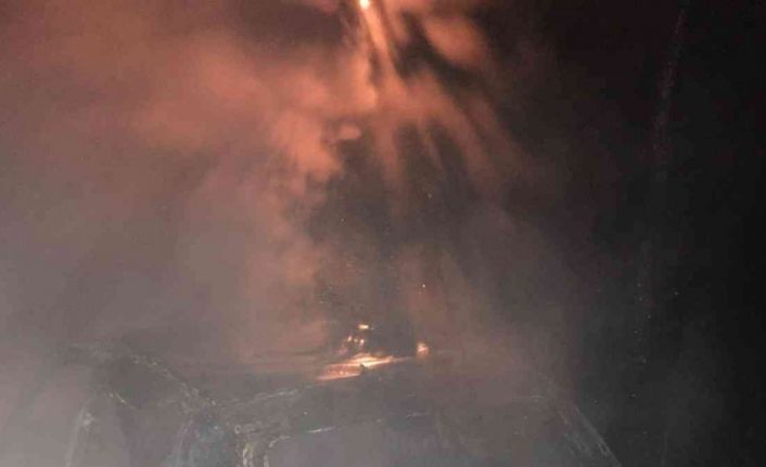 Gaz pedalı takılı kalan araç, alev alev yandı