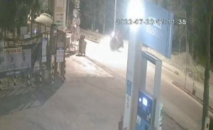 Genç sürücüye mezar olan otomobil aydınlatma direğine böyle çarptı