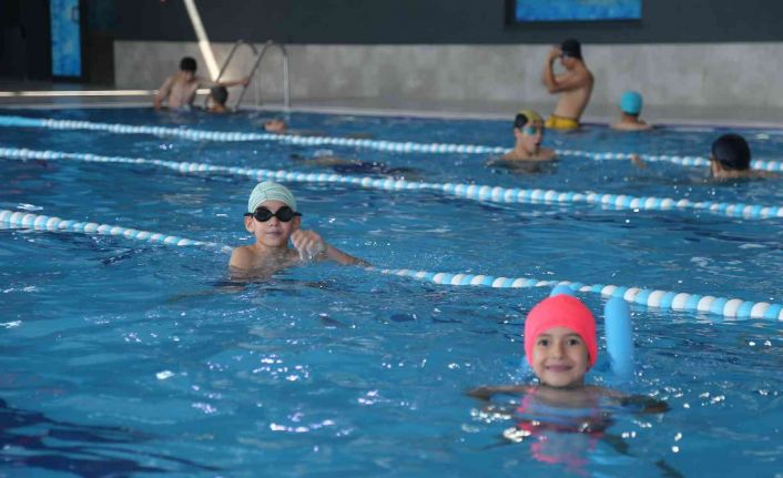 Gölbaşı Belediyesinden çocuklar için ücretsiz yüzme kursu