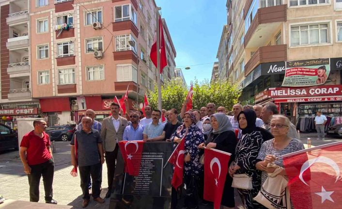 Güngören’deki patlamanın zanlısı etkisiz hale getirilince, mağdur yakınları bayraklarla olay yerinde toplandı