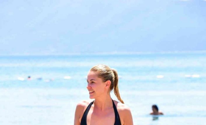Güzel oyuncu, plajın gözdesi oldu