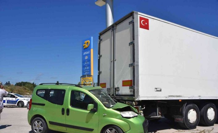Hafif ticari araç tıra çarptı: 1 yaralı