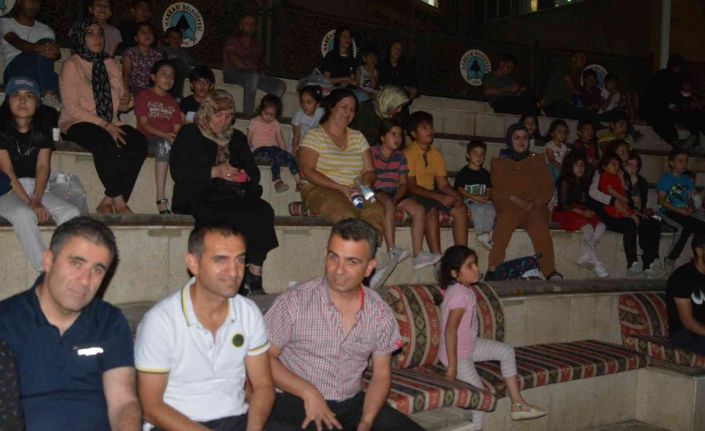 Hakkari’de yüzlerce kişi açık havada film izledi