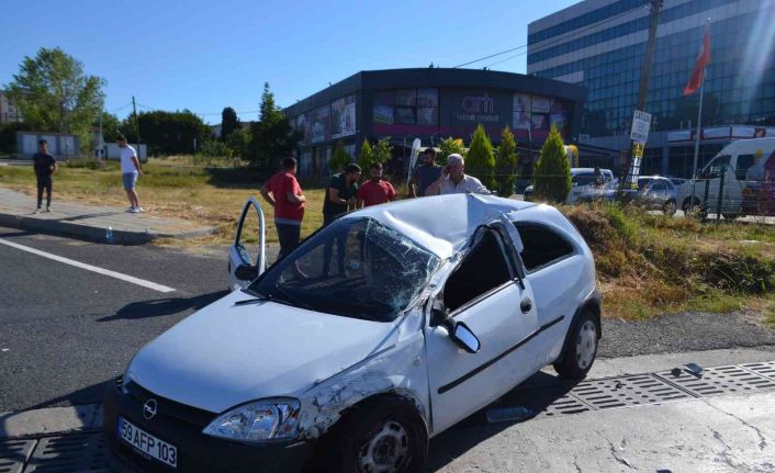 Hasta taşıyan araca otomobilin çarpıp takla atması sonucu 2 kişinin yaralandığı kaza kamerada