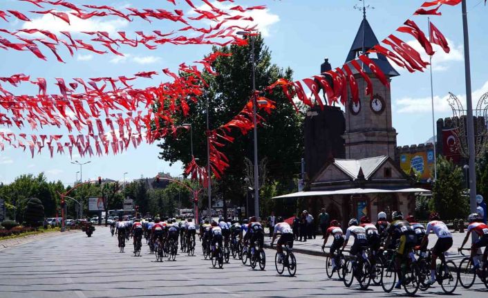 Hem pedal çeviriyorlar hem de Kayseri’yi dünyaya tanıtıyorlar