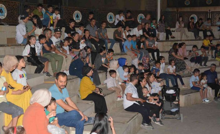 Huzura kavuşan Hakkarililer açık hava sinemasında buluştu