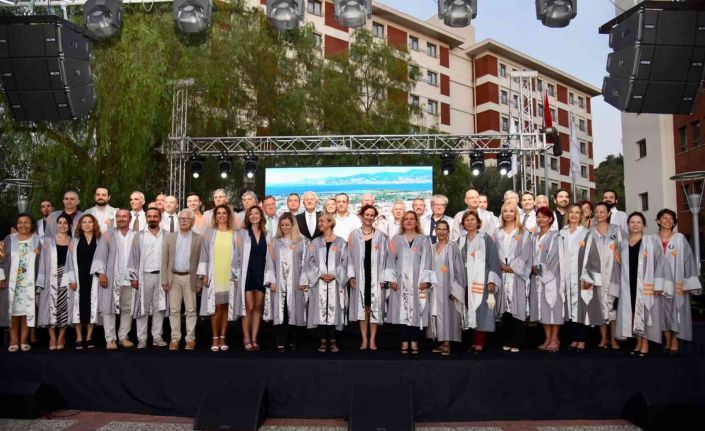 İEÜ Tıp Fakültesinin gurur gecesi: 59 akademisyen cübbelerini giydi