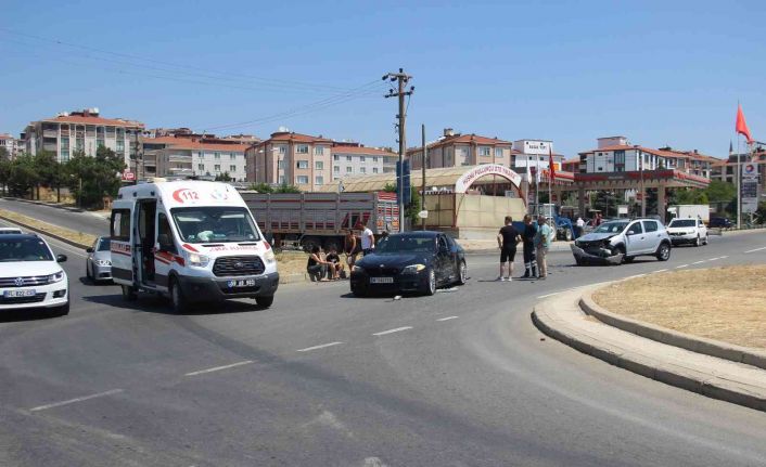 İki aracın çarpıştığı kaza kamerada: 1 yaralı