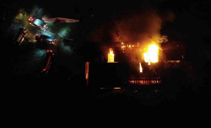 İnşaat malzemelerinin bulunduğu depo alevlere teslim oldu: Paletler küle döndü, kamyon zarar gördü