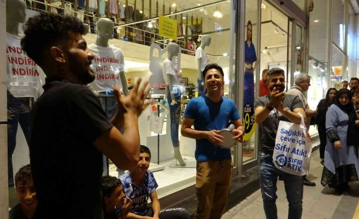 İranlı turistler Van’da sokak şarkıcılığına soyundu