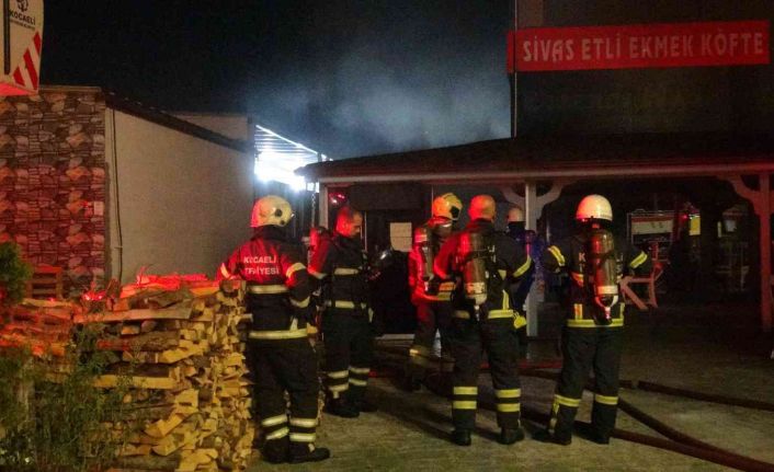 İş yeri fırını alevlere teslim oldu, dumanı görenler panik yaşadı