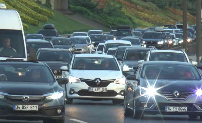 İstanbul’da tatilciler bayrama bir gün kala yola çıktı, trafik durma noktasına geldi