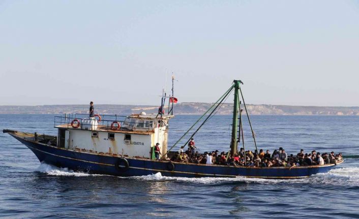 İtalya rotası üzerinde seyreden balıkçı teknesinde 226 göçmenin yakalanma anları kameralara yansıdı