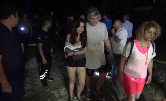 İzinsiz girdikleri kanyonda mahsur kalan 15 kişi, 9 saat sonra kurtarıldı