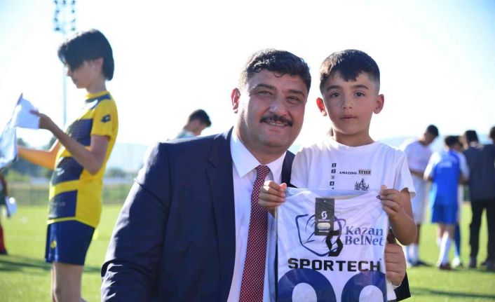 Kahramankazan Belediye Başkanı Oğuz, minik sporculara spor malzemesi hediye etti
