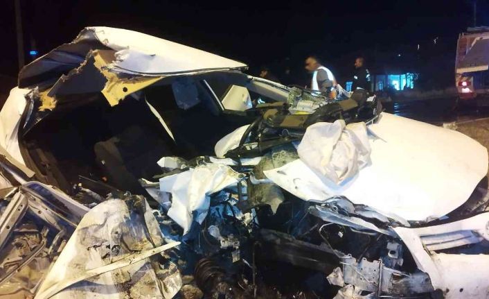 Kamyona arkadan çarpan otomobildeki 2 kişi ağır yaralandı