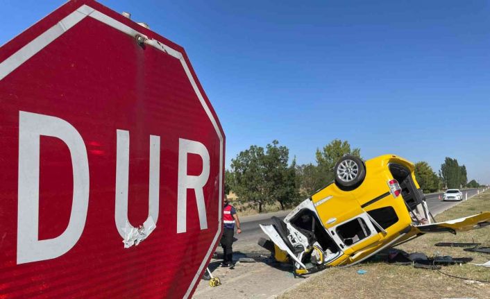 Kamyonla çarpışıp ters dönen ticari takside 4 kişi yaralandı