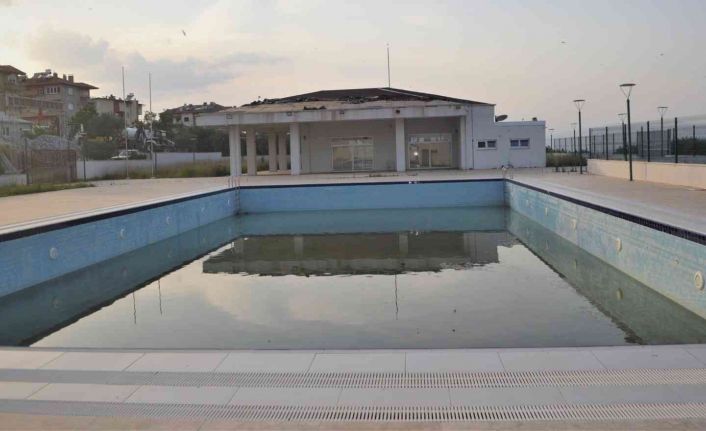 Karacasu Belediye Başkanı Erikmen’in anlamsız tutumu nedeniyle halk havuzda serinleyemiyor