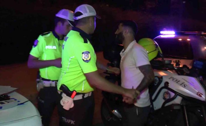 Kartal’da denetiminde ilginç görüntüler: Ehliyetini alıp kaçmak istedi, polis yakaladı