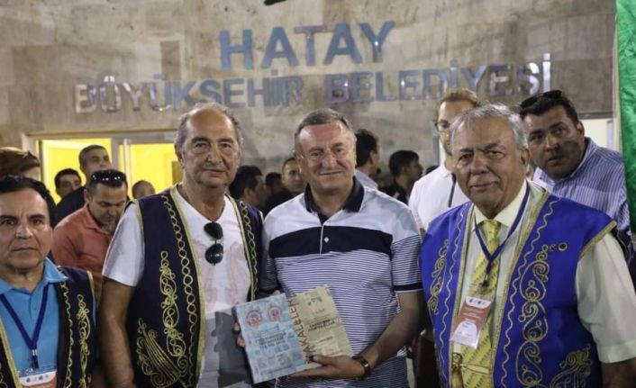 Kaya Muzaffer Ilıcak, Hatay BŞB Başkanı Lütfü Savaş’a kitaplarını hediye etti