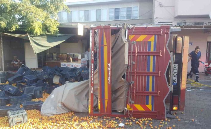 Kayısı yüklü kamyon devrildi: 3 yaralı