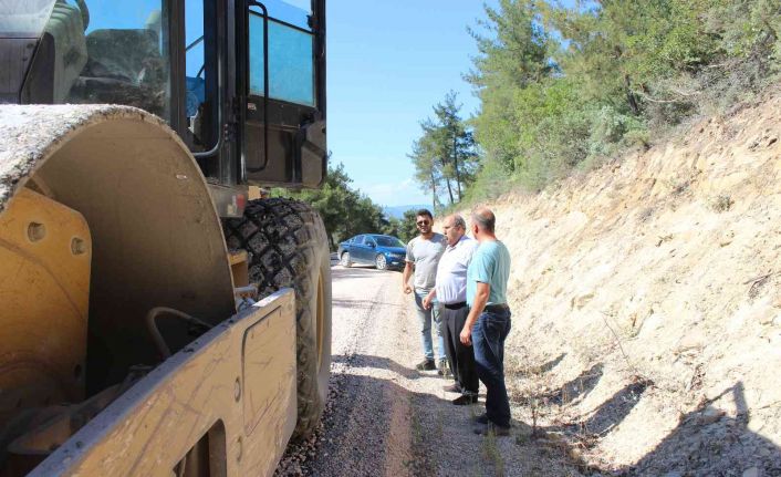 Kaymakam Ünal yapımı devam eden köy yollarını inceledi