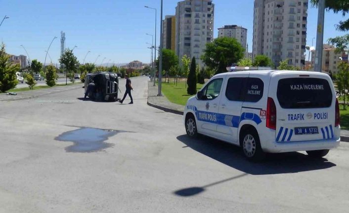 Kayseri’de otomobil yan yattı