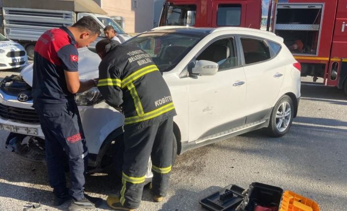 Kaza yapan otomobilin çarptığı bahçe duvarı çocuğun üzerine devrildi: 3 yaralı