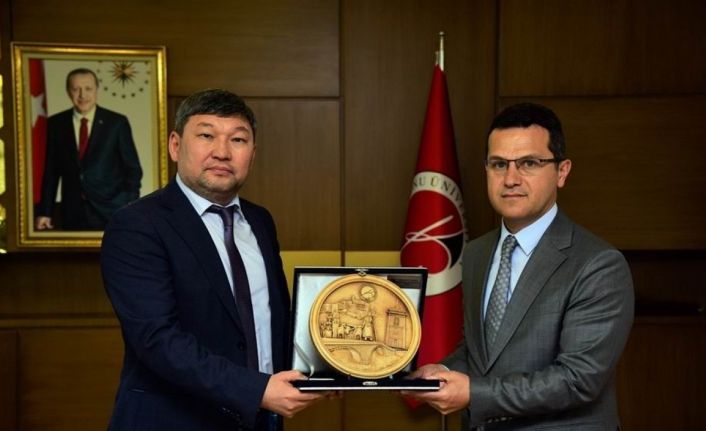 Kazakistan Nur-Mübarek Mısır İslam Medeniyeti Üniversitesi’nden Rektör Topal’a ziyaret