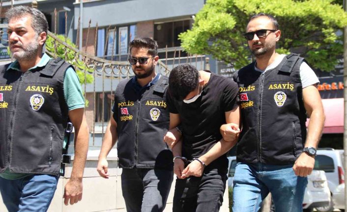 Kendisini polis olarak tanıtıp evli çifti dolandırmaya çalıştı